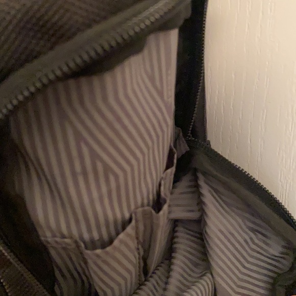 Extremely sturdy backpack with multiple compartments - Picture 3 of 7